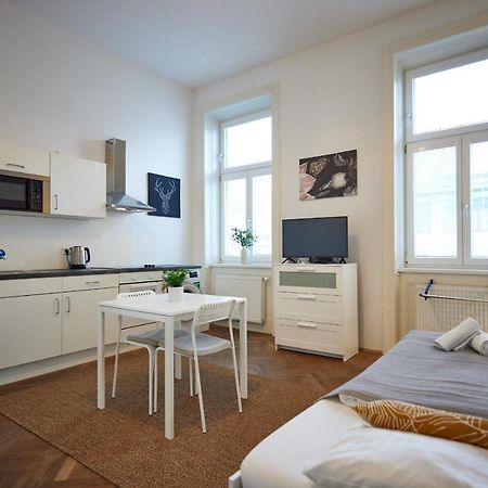 Nice Studio Close To Metro III Вена Экстерьер фото